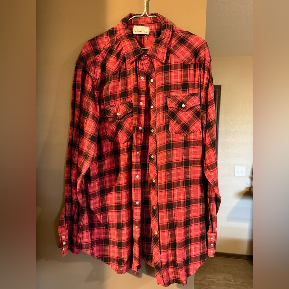 Wrangler black and red flannel. Fits like a men’s L